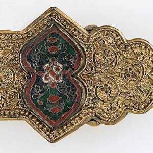 02-al-andalus-belt-buckle-13thc-gilt-copper-filigree-granulation-cloisonne-enamel.jpg