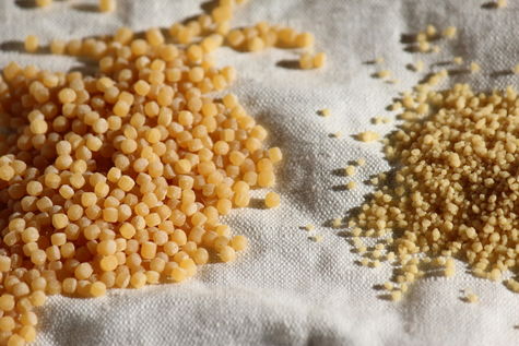 Vlevo humais, vpravo kuskus Vlevo humais, vpravo kuskus