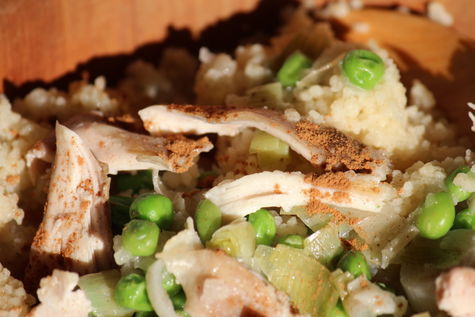 Kuskus Fityâni s cibulí, pórkem, zeleným hráškem a kuřecím masem se skořicí Kuskus Fityâni s cibulí, pórkem, zeleným hráškem a kuřecím masem se skořicí