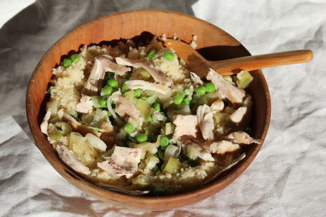 Kuskus Fityâni s cibulí, pórkem, zeleným hráškem a kuřecím masem se skořicí Kuskus Fityâni s cibulí, pórkem, zeleným hráškem a kuřecím masem se skořicí