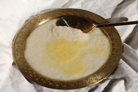 Rýže rozpuštěná s cukrem a politá máslem Rýže rozpuštěná s cukrem a politá máslem