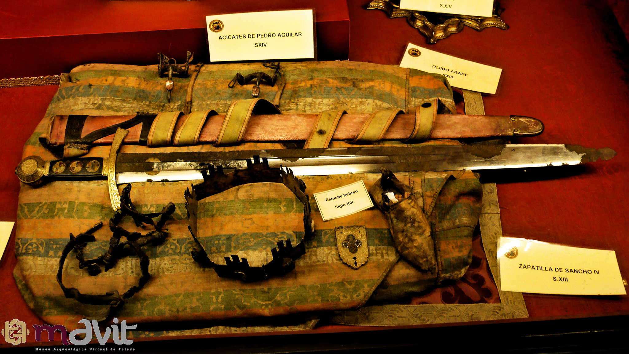 Meč, pouzdro, koruna, ostruhy, plášť a střevíce dona Sancha IV. Meč, pouzdro, koruna, ostruhy, plášť a střevíce dona Sancha IV.