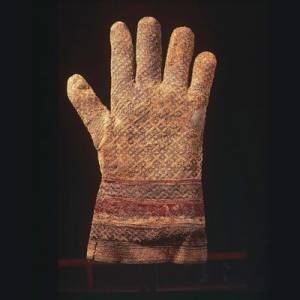 09-glove-silk-knitted-archbishop-toledo-1247-rodrigo-ximenez-de-rada-02.jpg