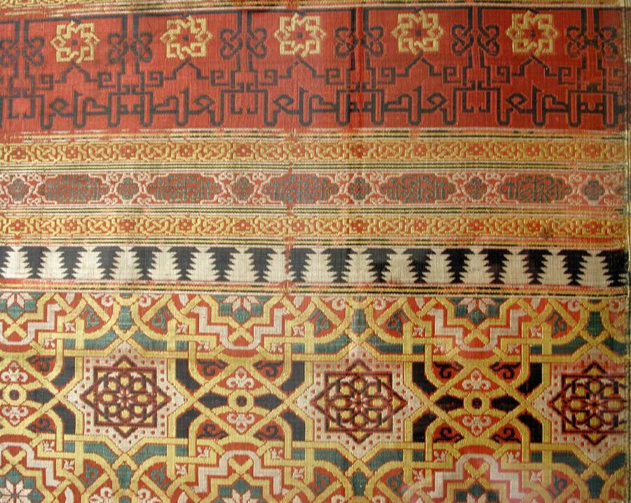 Fragment španělského hedvábného lampasu, 14.stol.n.l., 102x36cm. Detail.